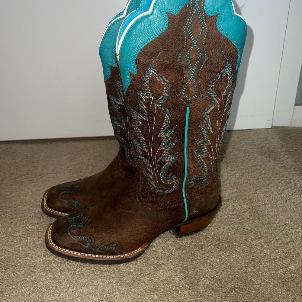 Ariat leather cowboy boots size 7, lightly used